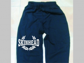 Skinhead venček  čierne teplákové kraťasy s tlačeným logom